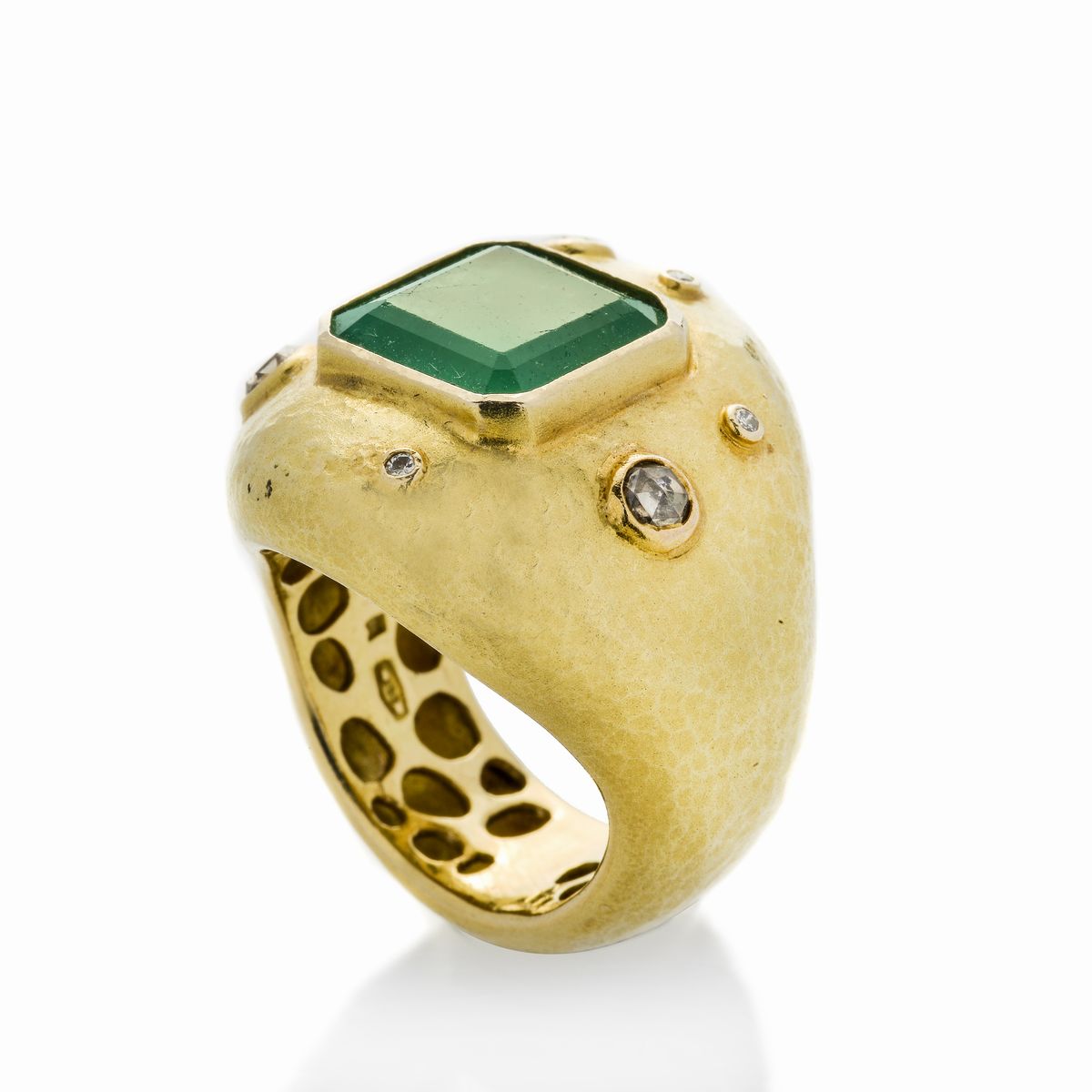Grande Anello in Oro Giallo, Diamanti e Smeraldo