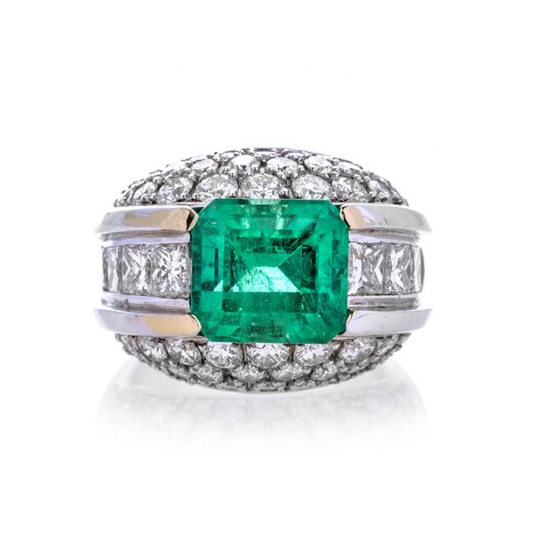 Ring in white gold, diamonds and emeralds