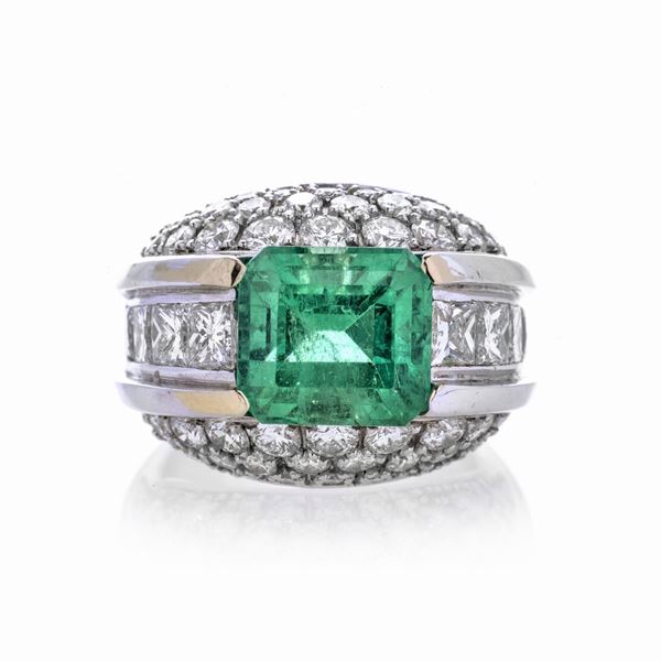 Ring in white gold, diamonds and emeralds