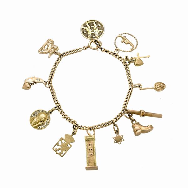 Bracelet in yellow gold with charms