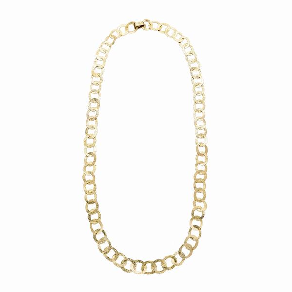 Long necklace in yellow gold