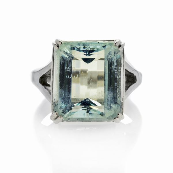 Ring in yellow gold and aquamarine