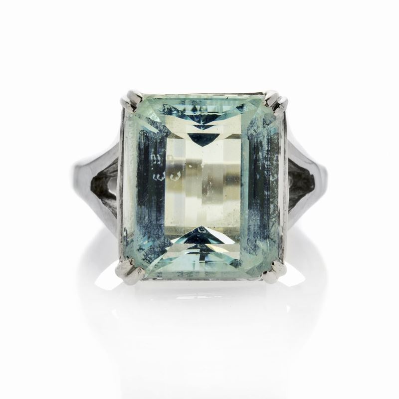 Anello in oro bianco e acquamarina