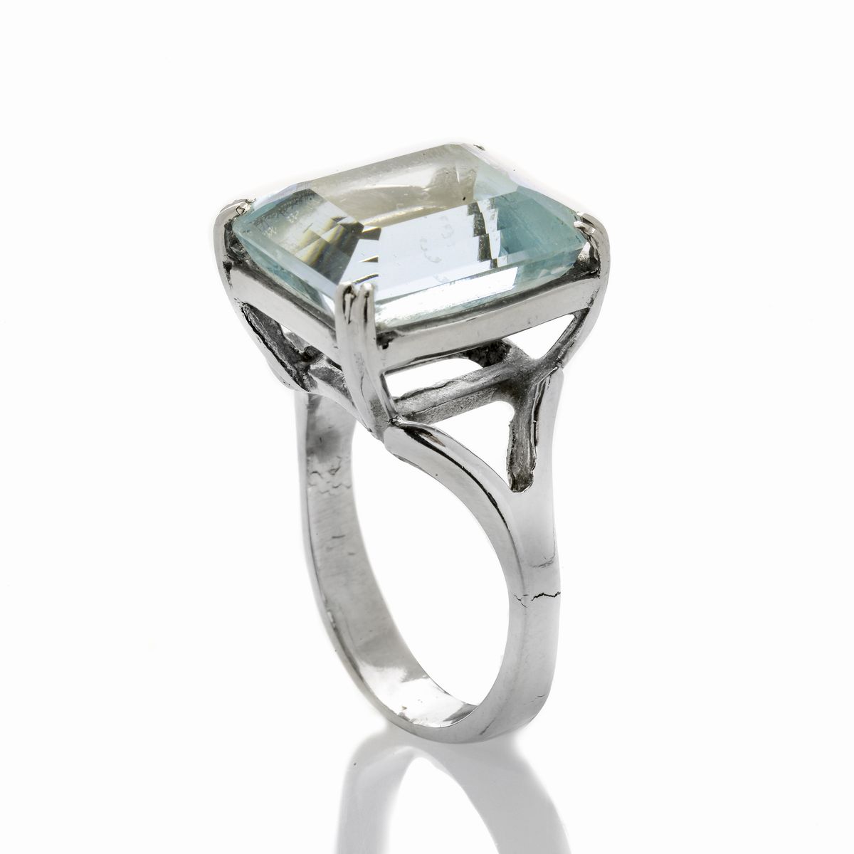 Anello in oro bianco e acquamarina