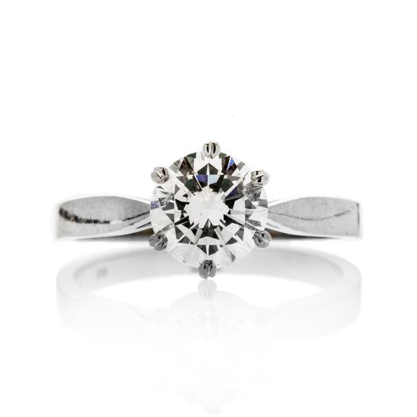 Solitaire ring in white gold and diamonds