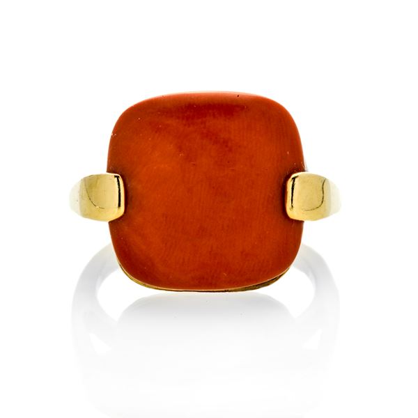 Ring in yellow gold and red coral