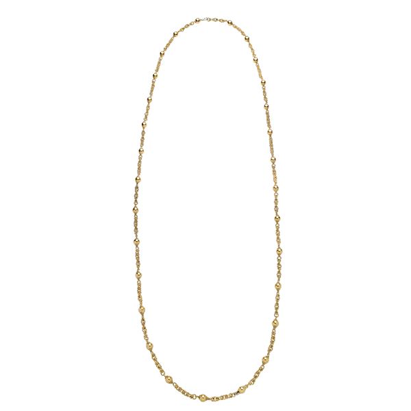 Long necklace in yellow gold