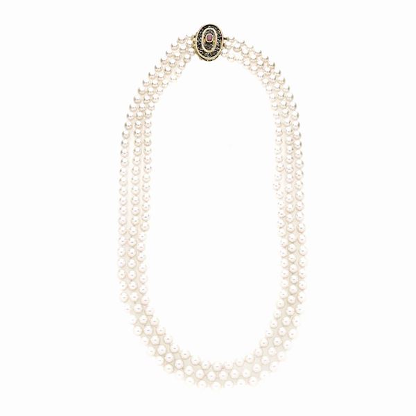 Lunga collana in perle coltivate, oro giallo, argento, rubini  - Asta Asta di Gioielli, Pietre Preziose e Orologi da una Collezione Veronese - Curio - Casa d'aste in Firenze