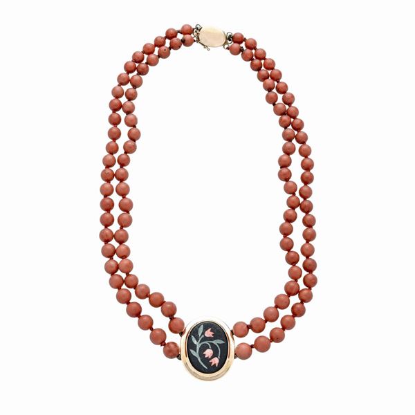 Choker in yellow gold, red coral and cameo in semi-precious stones