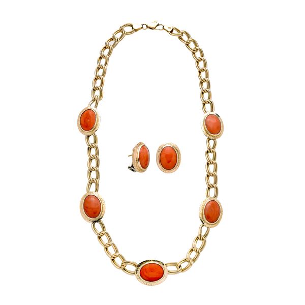 Set composed of a round neck and a pair of yellow gold and red coral earrings  - Auction Jewelery auction, Gemstones and Wristwatches from a Veronese Collection - Curio - Casa d'aste in Firenze
