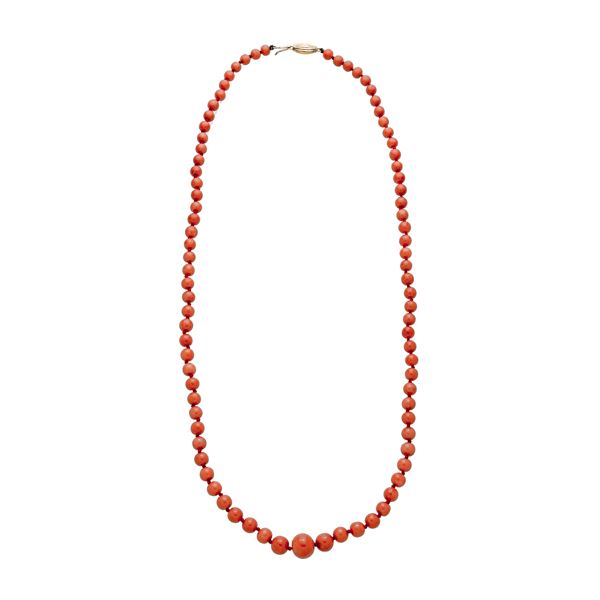Necklace in salmon pink coral and yellow gold