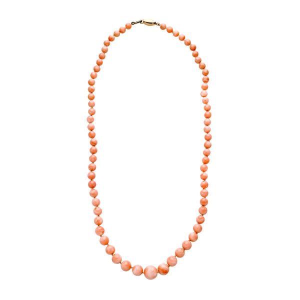 Necklace in salmon pink coral and yellow gold