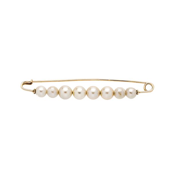 Safety pin in yellow gold and cultured pearls  - Auction Jewelery auction, Gemstones and Wristwatches from a Veronese Collection - Curio - Casa d'aste in Firenze