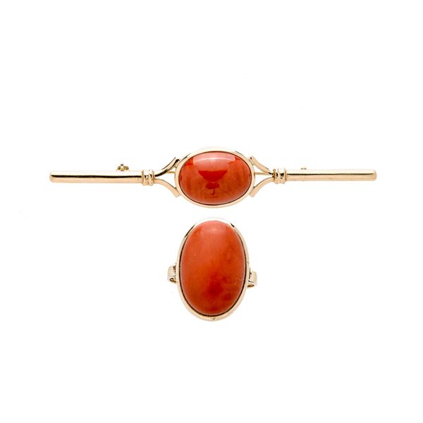 Lot: ring in yellow gold and red coral and brooch en suite