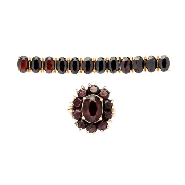 Set composed of a brooch with finger and a ring in yellow gold and garnets