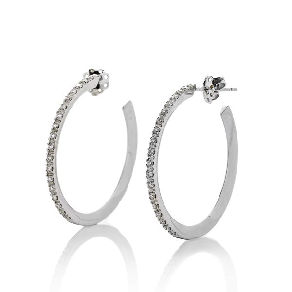 Pair of hoops in white gold and diamonds  - Auction Jewelery auction, Gemstones and Wristwatches from a Veronese Collection - Curio - Casa d'aste in Firenze