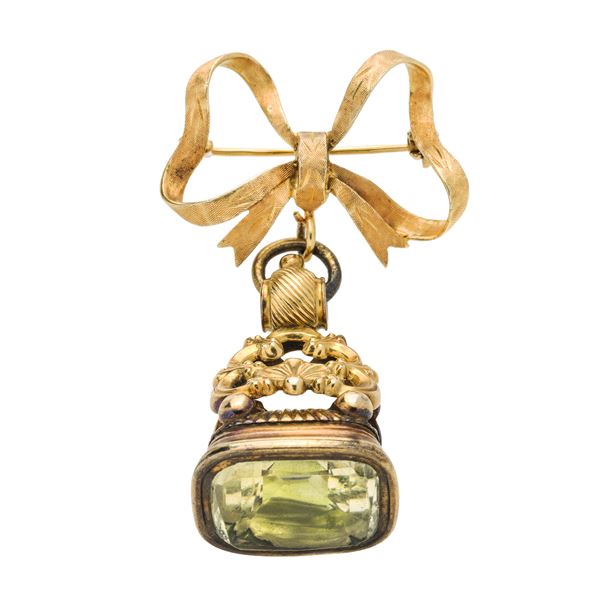 Seal in princiscoac and yellow quartz with bow brooch in yellow gold  - Auction Jewelery auction, Gemstones and Wristwatches from a Veronese Collection - Curio - Casa d'aste in Firenze