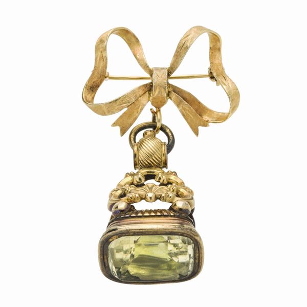 Seal in princiscoac and yellow quartz with bow brooch in yellow gold  - Auction Jewelery auction, Gemstones and Wristwatches from a Veronese Collection - Curio - Casa d'aste in Firenze