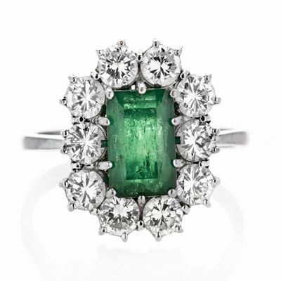 Anello a Margherita in Oro Bianco, Diamanti e Smeraldo
