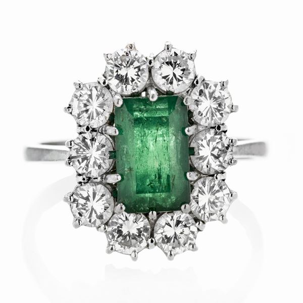 Daisy ring in white gold, diamonds and emerald