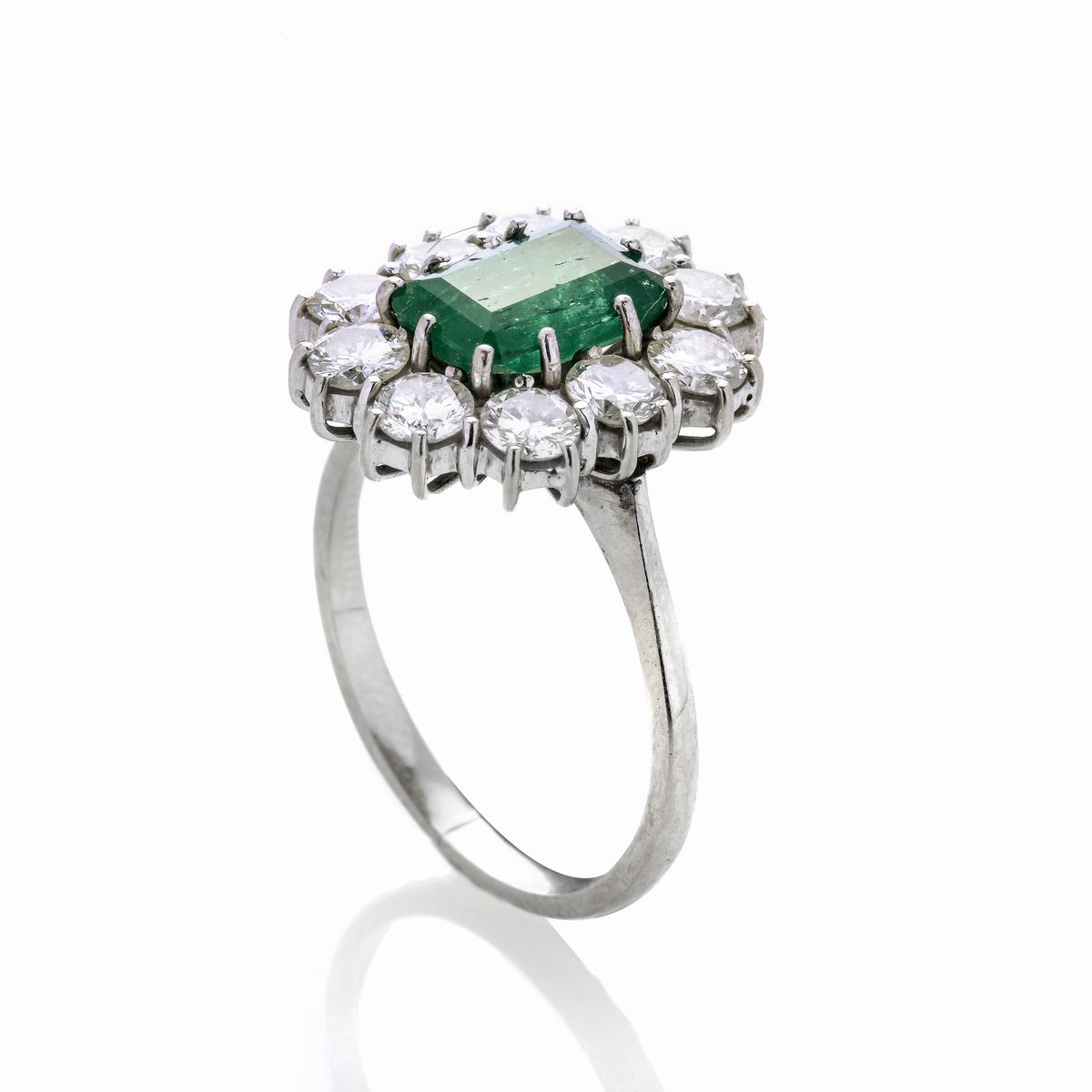 Anello a Margherita in Oro Bianco, Diamanti e Smeraldo