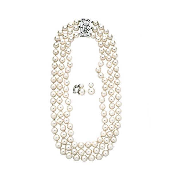 Parure composta da collana e paio di orecchini in perle, oro bianco e diamanti