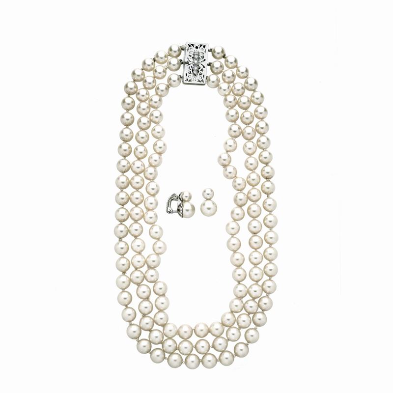 Parure composta da collana e paio di orecchini in perle, oro bianco e diamanti