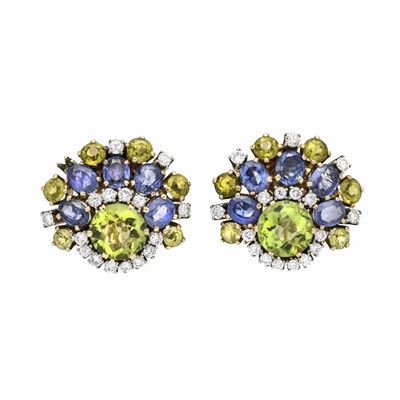 Paio di Orecchini a Clips in Oro Giallo, Oro Bianco, Zaffiri, Diamanti e Peridoto Verde