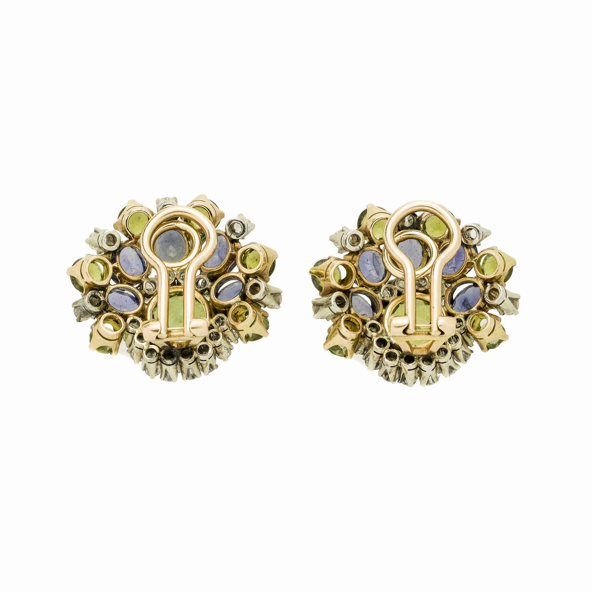 Paio di Orecchini a Clips in Oro Giallo, Oro Bianco, Zaffiri, Diamanti e Peridoto Verde