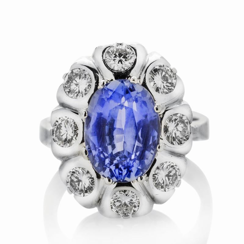 Anello in oro bianco, diamanti e zaffiro