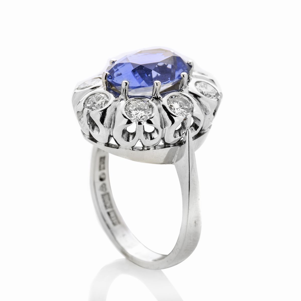Anello in oro bianco, diamanti e zaffiro