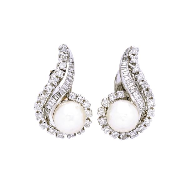 Paio di orecchini a clip in oro bianco, diamanti e perle coltivate