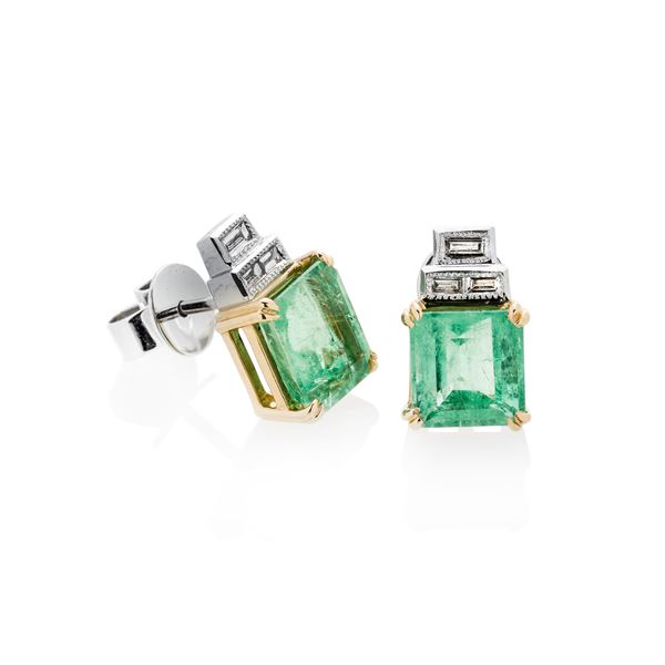 Pair of clip-on earrings in white gold, yellow gold, diamonds and emeralds