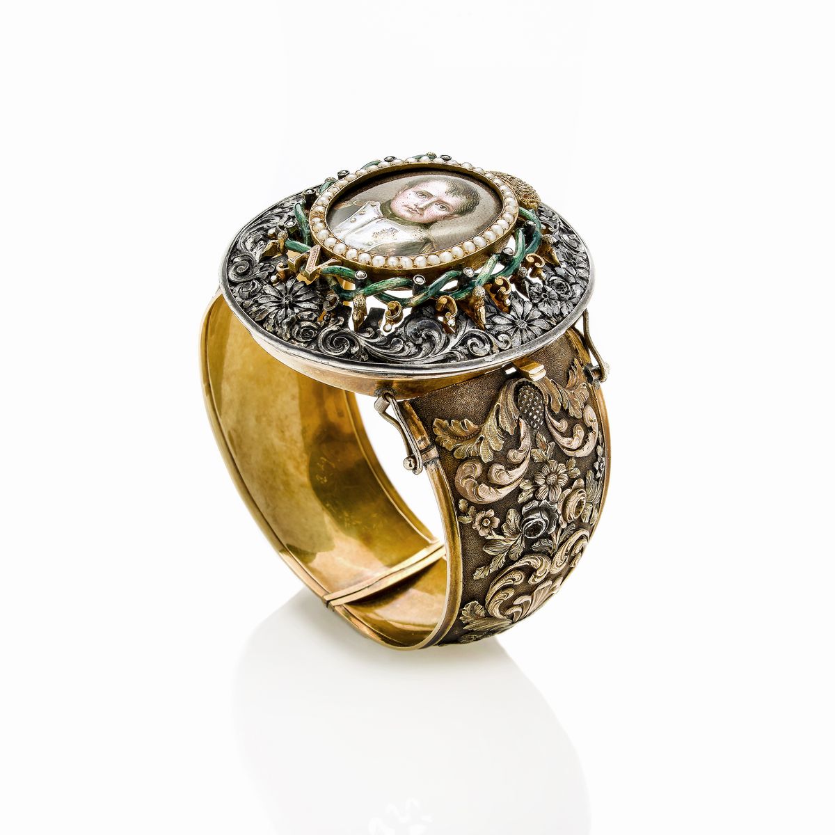 Bracciale in oro giallo, oro a basso titolo, argento, microperle, smalti, diamanti e miniatura