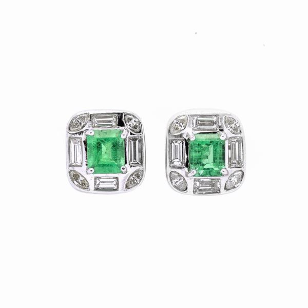 Pair of earrings in white gold, diamonds and emeralds