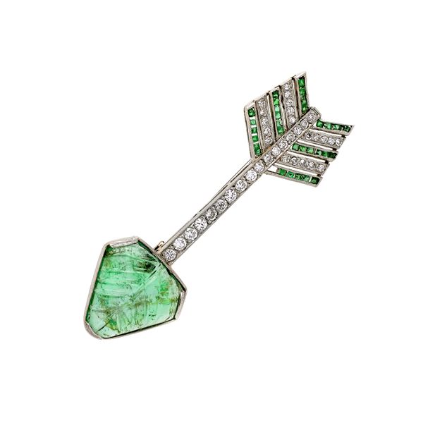 Arrow brooch in white gold, diamonds and emeralds