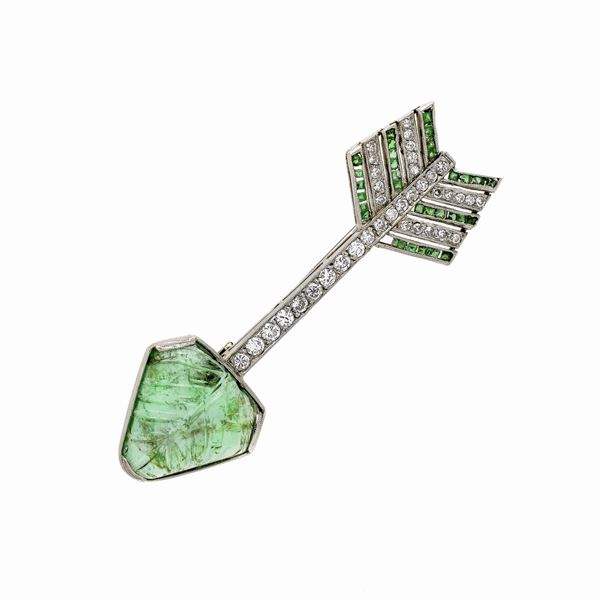 Arrow brooch in white gold, diamonds and emeralds