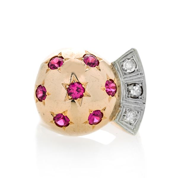Ring in yellow gold, white gold, diamonds and red stones