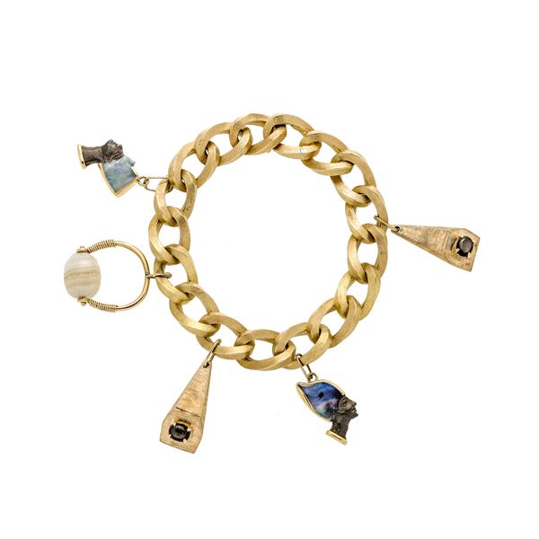 Bracelet in yellow gold with charms