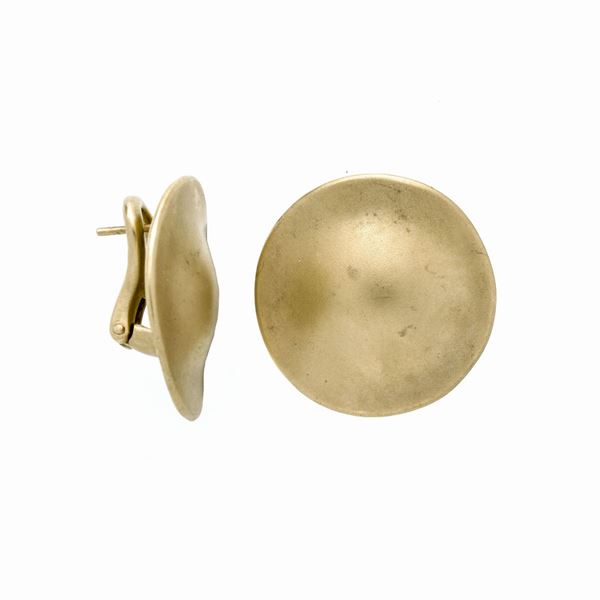 Pair of earrings in satin yellow gold