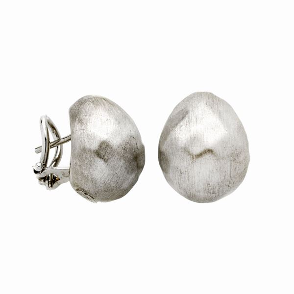Pair of earrings in white satin gold