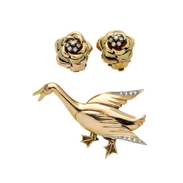 Lot: Cigno brooch in yellow and gold with low title and pair of flower earrings