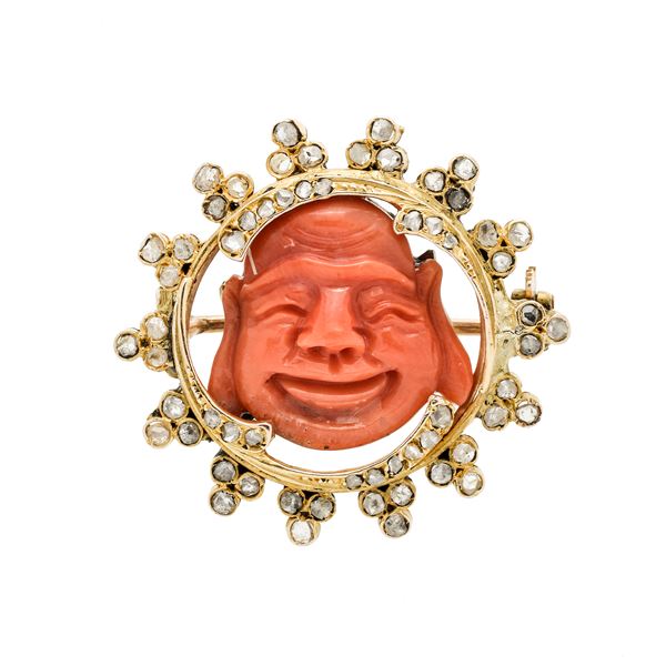 Brooch with gold low title, diamonds and red coral engraved  - Auction Jewelery auction, Gemstones and Wristwatches from a Veronese Collection - Curio - Casa d'aste in Firenze