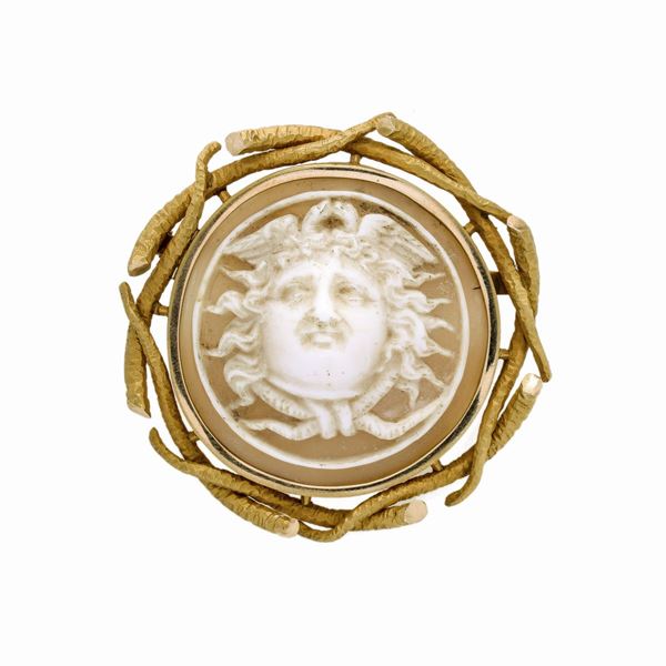 cameo in yellow gold and carnelian