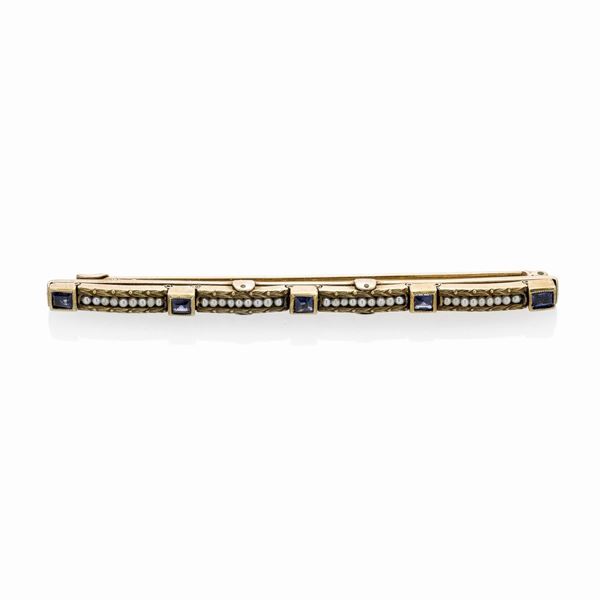 Brooch in yellow gold, sapphires and micro-pearls