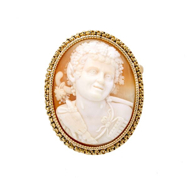 Shell cameo in yellow gold