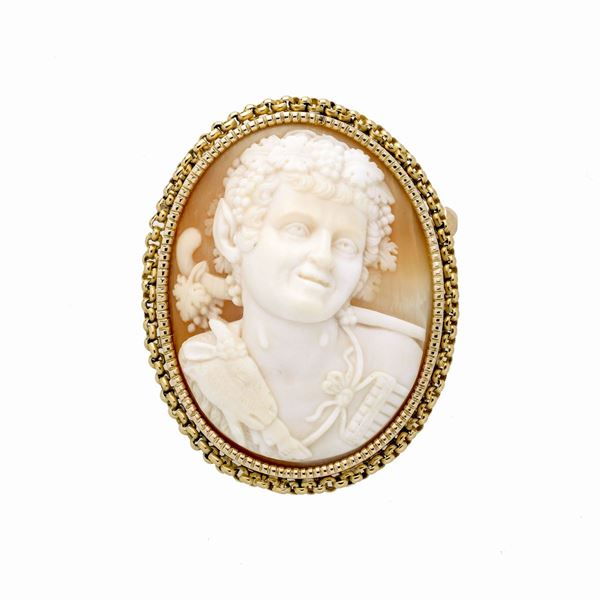 Shell cameo in yellow gold