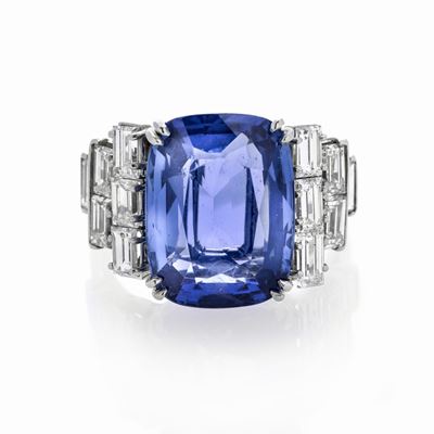 Anello in Oro Bianco, Diamanti e Zaffiro Burma Naturale