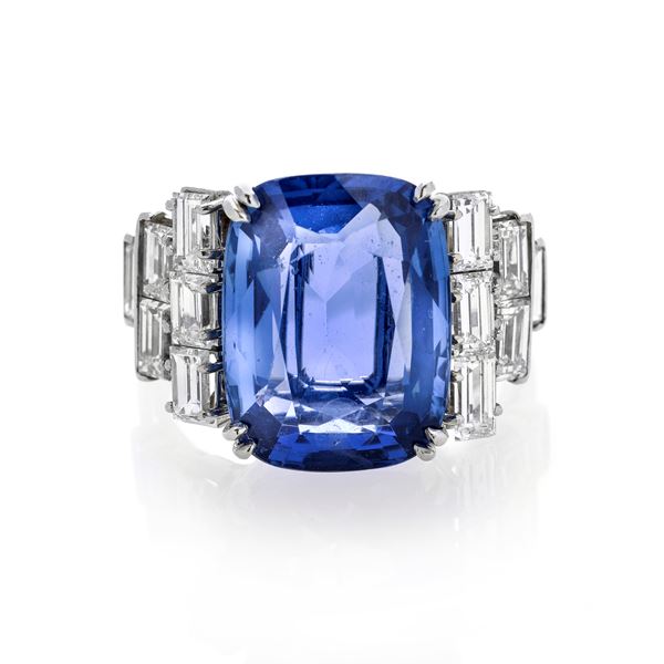 Ring in white gold with diamonds and a natural Burma sapphire
