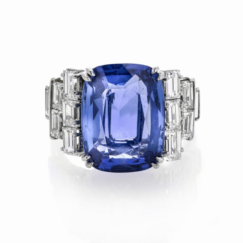 Anello in Oro Bianco, Diamanti e Zaffiro Burma Naturale
